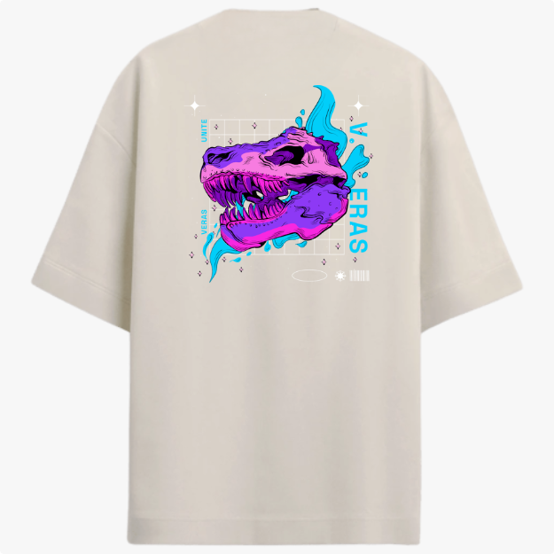 Camiseta com estampa frontal de logotipo estilizado pequeno e estampa traseira de crânio roxo com detalhes gráficos, texto futurista e elementos geométricos.