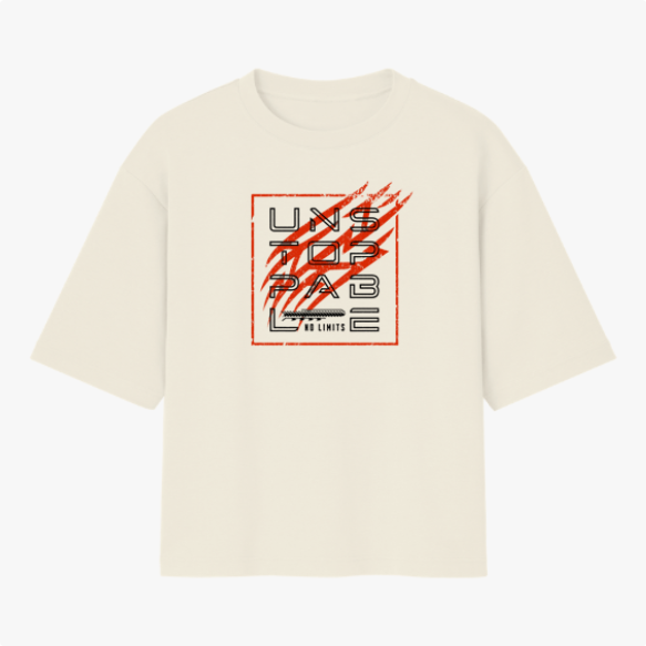 Camiseta com estampa frontal de palavras estilizadas rodeadas por traços dinâmicos e linhas diagonais, destacando a expressão "UNSTOPPABLE" e a frase "NO LIMITS".