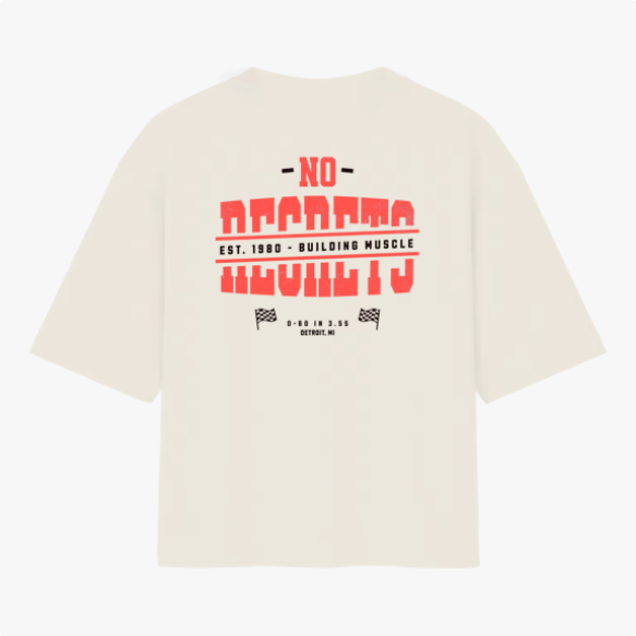 Camiseta com estampa traseira de texto em fonte estilizada "NO REGRETS", com detalhes como "EST. 1980 - BUILDING MUSCLE", duas bandeiras e "DETROIT, MI".