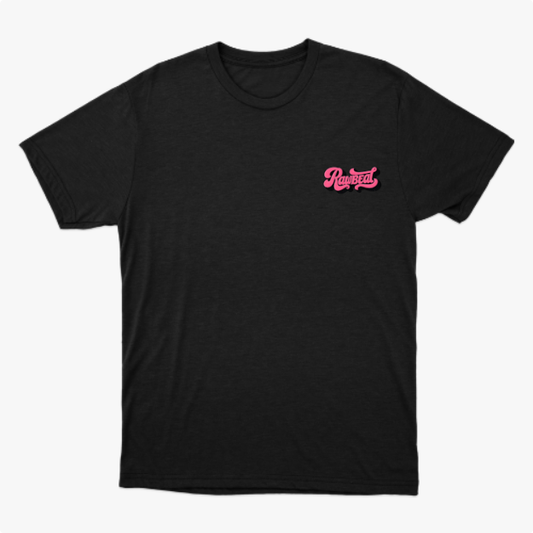 Camiseta com estampa frontal de texto estilizado em fonte cursiva e sombra, escrita "Rawbeat", adicionando um toque moderno e urbano ao design.