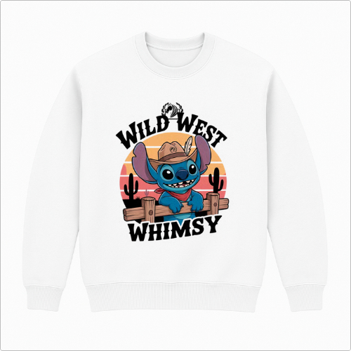 Moletom com estampa frontal de personagem animado usando chapéu de cowboy em frente a um cenário de pôr do sol com cactos e texto "Wild West Whimsy".