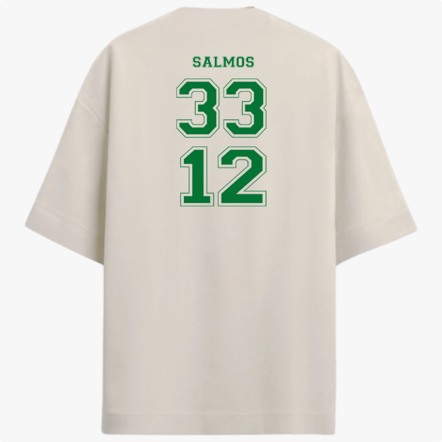 Camiseta com estampa frontal de frase junto a símbolo nacional e estampa traseira de inscrição religiosa seguida pelos números 33 e 12 em destaque.