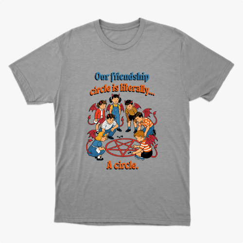 Camiseta com estampa frontal de crianças vestidas como pequenos demônios em círculo ao redor de um pentagrama, acompanhadas da frase "Our friendship circle is literally... A circle."