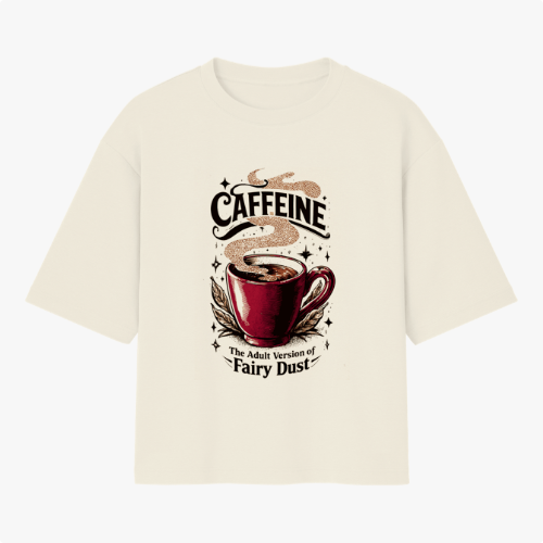Camiseta com estampa frontal de uma xícara de café com vapor, rodeada por estrelas, a palavra "CAFFEINE" acima e a frase "The Adult Version of Fairy Dust" abaixo.
