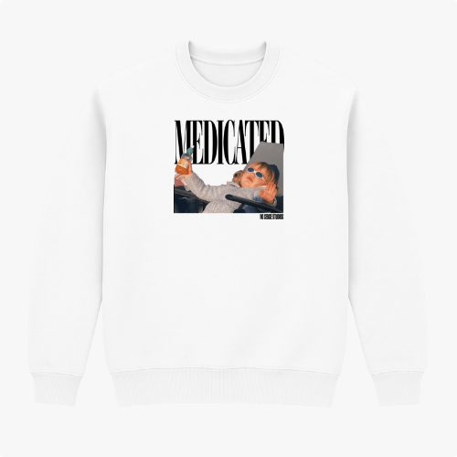Moletom com estampa frontal de personagem relaxando em uma cadeira, usando óculos escuros, segurando bebida, com texto "MEDICATED" em destaque acima.