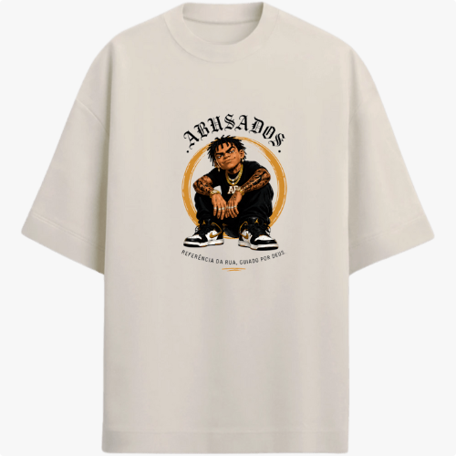 Camiseta com estampa frontal de personagem sentado com tatuagens visíveis, cercado por texto "ABUSADOS" no topo e legenda "REFERÊNCIA DA RUA, CRIADO POR ORIX."