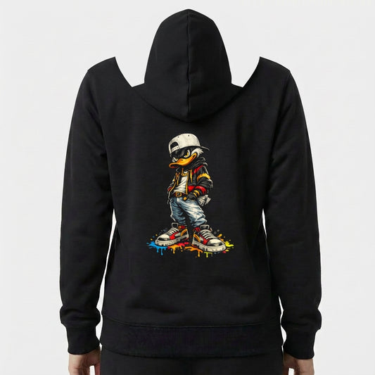 Moletom com estampa frontal de pássaro estilizado com boné e jaqueta e estampa traseira ampliada do mesmo pássaro de boné, jaqueta e tênis coloridos.