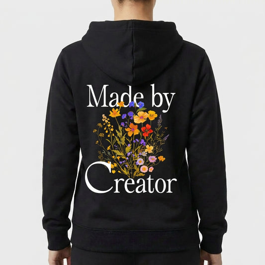 Moletom com estampa frontal de texto estilizado "Made by Creator" no lado superior esquerdo e estampa traseira de flores variadas sob o mesmo texto.