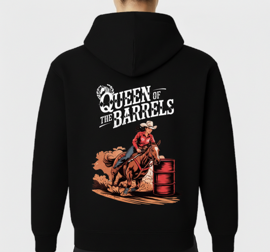 Moletom com estampa frontal de cavalo em escudo e estampa traseira de cavaleira contornando barril, acompanhada do texto "Queen of the Barrels".