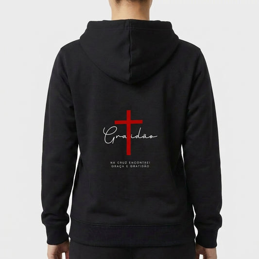 Moletom com estampa frontal de cruz simples e frase abaixo e estampa traseira de cruz com a palavra "Gratidão" sobreposta e frase complementar.