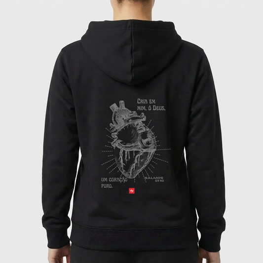 Moletom com estampa frontal de retângulo contendo texto estilizado e estampa traseira de coração anatômico detalhado acompanhado de frase inspiradora e referência.