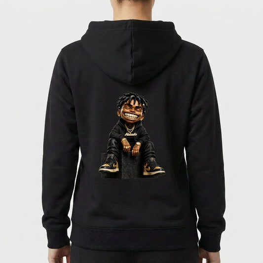 Moletom com estampa frontal de letras "AB" estilizadas com coroa e estampa traseira de personagem sorridente, vestido de preto, com cabelo trançado.