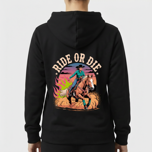 Moletom com estampa frontal de cavalo em um escudo cercado por ramos e estampa traseira de cowboy e cavalo em ação, com "RIDE OR DIE" em destaque.