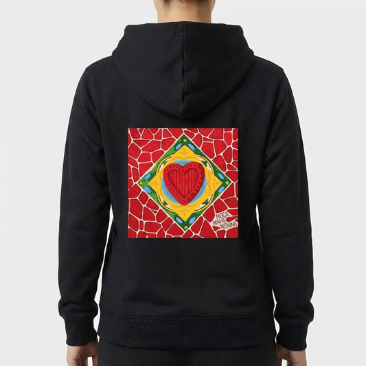 Moletom com estampa frontal de gaiola vazia estilizada e estampa traseira de coração vibrante em fundo de mosaico vermelho, assinado no canto.