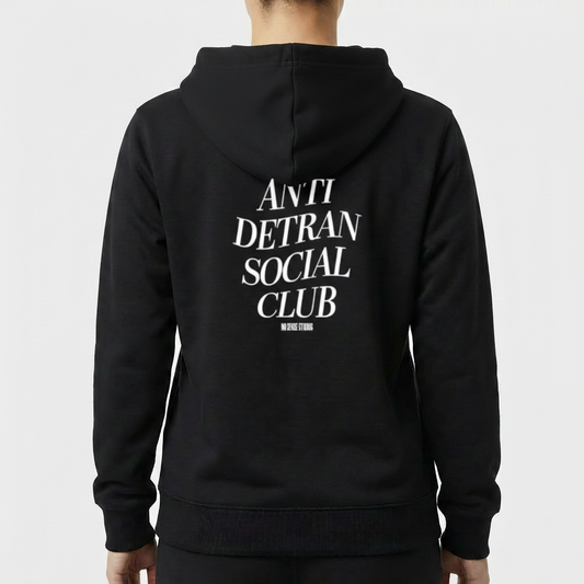 Moletom com estampa frontal de texto pequeno "ANTI DETRAN SOCIAL CLUB" alinhado à direita e estampa traseira de texto maior centralizado com a mesma frase.