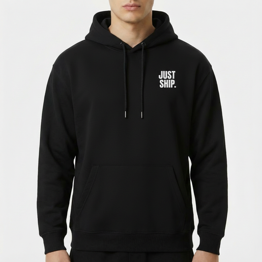 Moletom com estampa frontal de texto em letras maiúsculas dizendo "JUST SHIP IT.", posicionada no lado esquerdo do peito.