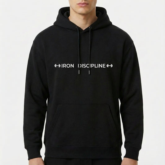 Moletom com estampa frontal de duas hastes de halteres em torno das palavras "IRON DISCIPLINE" em um estilo tipográfico clean e direto.
