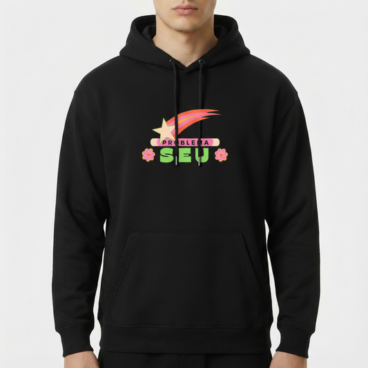 Moletom com estampa frontal de estrela amarela em trajetória de arco-íris estilizado com texto "PROBLEMA SEU" em destaque, ladeado por flores decorativas.