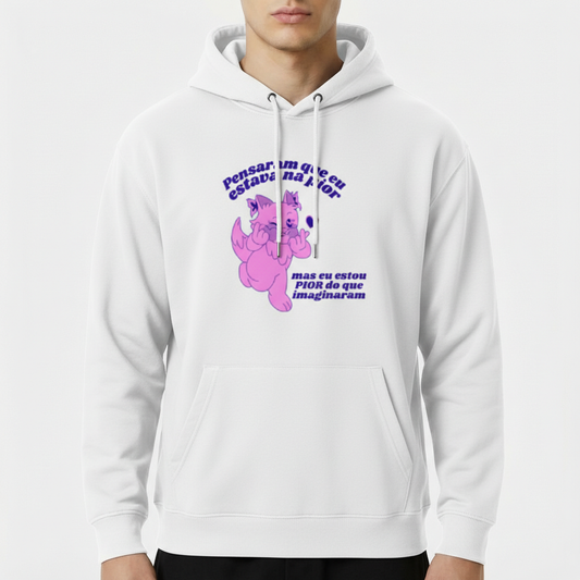 Moletom com estampa frontal de gato rosa segurando coração, acompanhado de texto curvo acima e abaixo da imagem.