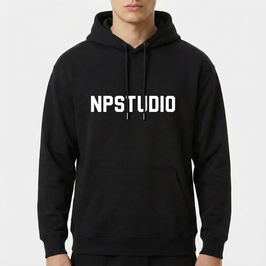 Moletom com estampa frontal de "NPSTUDIO" em letras grandes e estilizadas, centralizadas no peito, destacando-se de forma marcante.