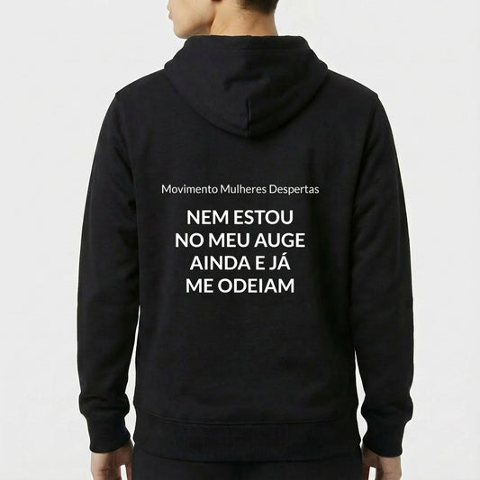 Moletom com estampa traseira de texto "Movimento Mulheres Despertas Nem estou no meu auge ainda e já me odeiam" centralizada.
