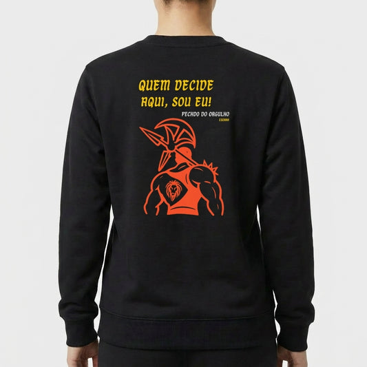 Moletom com estampa frontal de silhueta com texto "Quem decidiu isso?" e estampa traseira de guerreiro com capacete sob texto "Quem decide aqui, sou eu!".