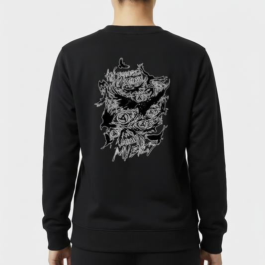 Moletom com estampa frontal de olho com asas em estilo dark e estampa traseira de ilustração abstrata com faces e olhos, acompanhada de texto artístico.