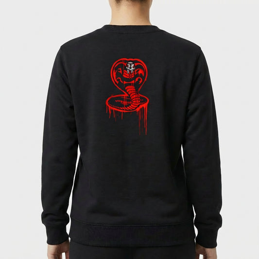 Moletom com estampa frontal de "No Mercy Club" em estilo gótico e estampa traseira de cobra ameaçadora com detalhes gráficos de gotas e traços intensos.