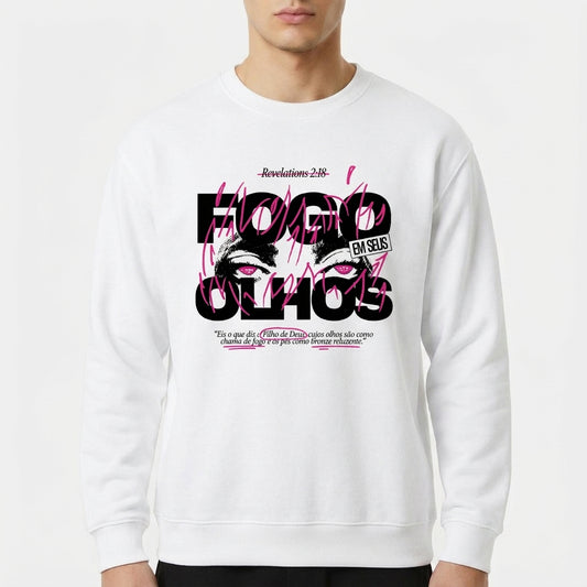 Moletom com estampa frontal de olhos expressivos sobrepostos a textos e estilos gráficos urbanos, integrando referências numéricas e alfabetizadas.