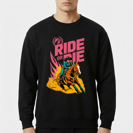Moletom com estampa frontal de cavaleiro montando cavalo em alta velocidade, cercado por chamas estilizadas e slogan "Ride or Die" em destaque.
