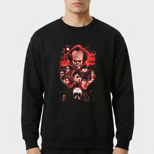 Moletom com estampa frontal de rosto assustador centralizado acima de várias figuras, destacando-se em um design sombrio e envolvente.