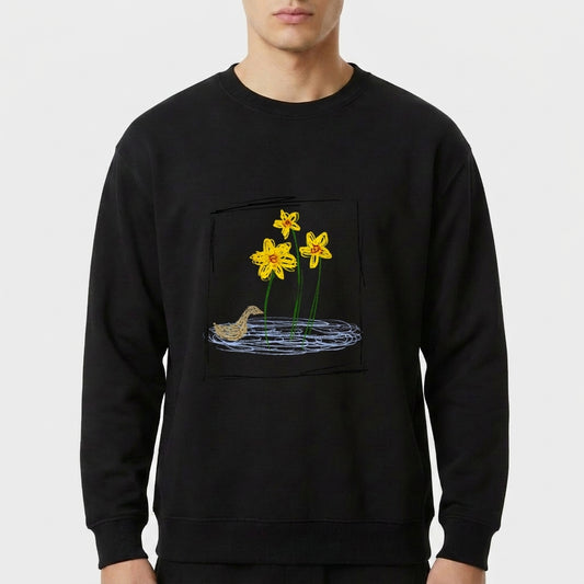 Moletom com estampa frontal de flores detalhadas sobre um lago, com um pássaro próximo à margem, compondo um cenário natural harmonioso.