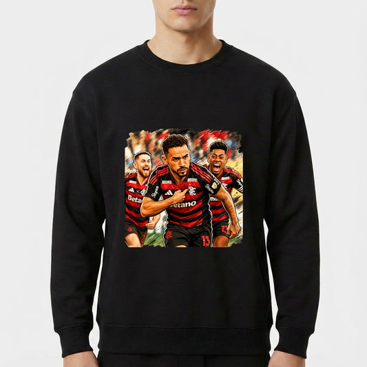 Moletom com estampa frontal de três jogadores de futebol em ação, vestindo uniformes listrados, com expressões determinadas e fundo em movimento.