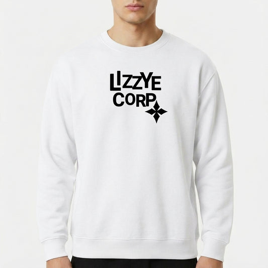 Moletom com estampa frontal de texto estilizado "LZZYE CORP" acompanhado de um pequeno símbolo geométrico com quatro pontas logo abaixo do texto.