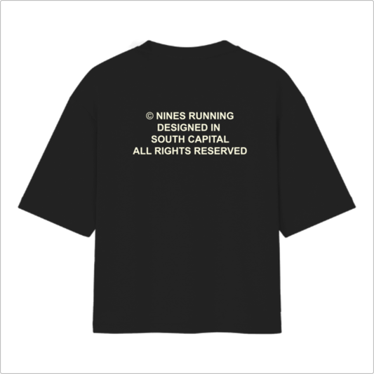 Camiseta com estampa frontal de "RUNNER" e detalhes de copyright, e estampa traseira de copyright "NINES RUNNING", design e direitos reservados.