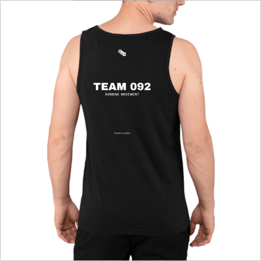 Regata com estampa frontal de "092" estilizado e estampa traseira de "TEAM 092 RUNNING MOVEMENT" junto com o logo "092" e a palavra "SourceCreation".