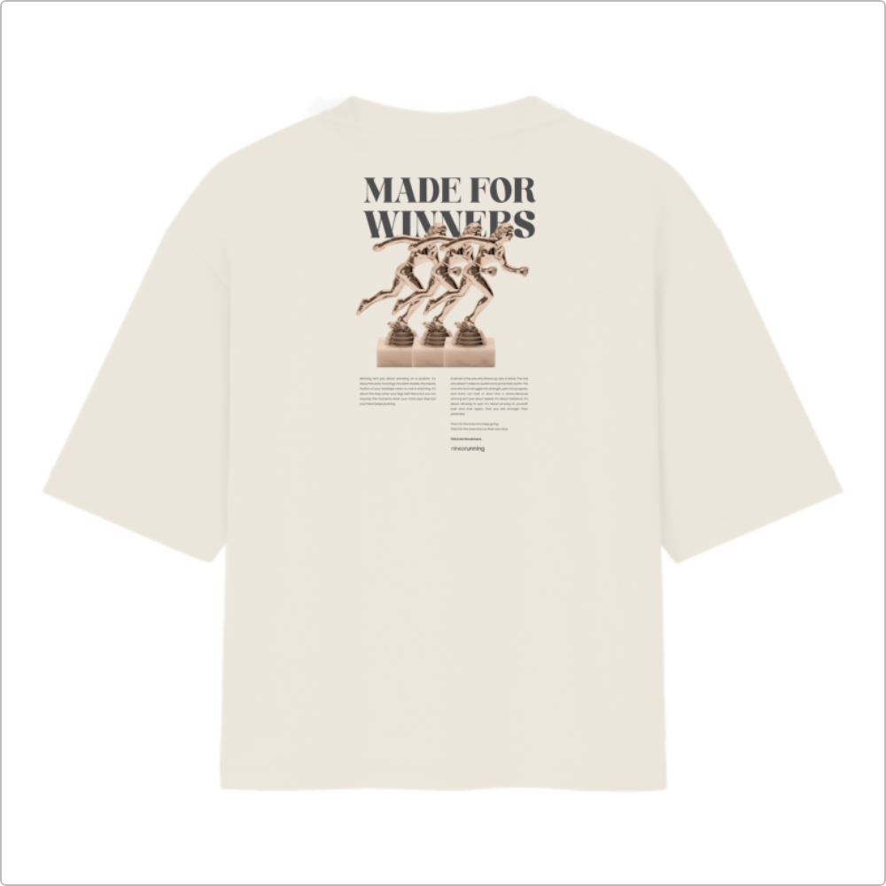 Camiseta com estampa frontal de texto "MADE FOR WINNERS" e estampa traseira de esculturas de atletas correndo, acompanhada da frase "MADE FOR WINNERS".