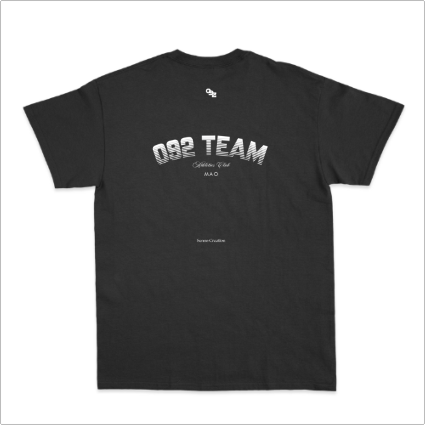 Camiseta com estampa frontal de "092CLUB" discreta no peito e estampa traseira de "092 TEAM" com detalhes adicionais como "Athletics Unit" e "MAO".