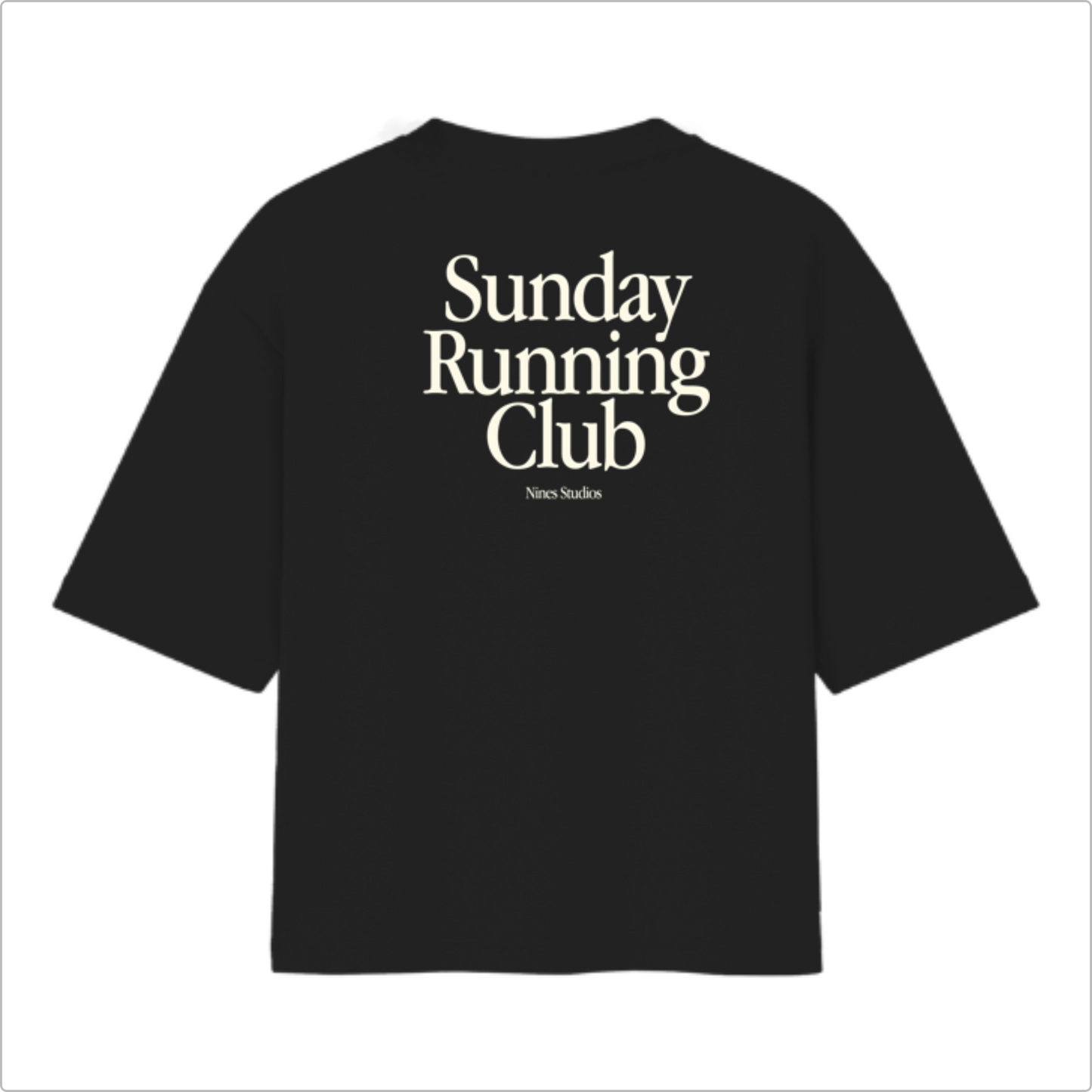 Camiseta com estampa frontal de "Sunday Running Club" em fonte elegante e estampa traseira ampliada da mesma frase com "Nines Studios" abaixo.