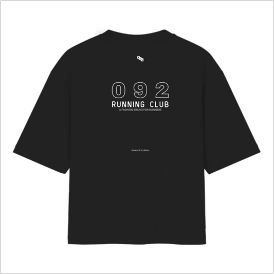 Camiseta com estampa frontal de "TEAM 092 RUNNING CLUB" e estampa traseira de "092 RUNNING CLUB A FASHION BRAND FOR RUNNERS" com logotipo acima.