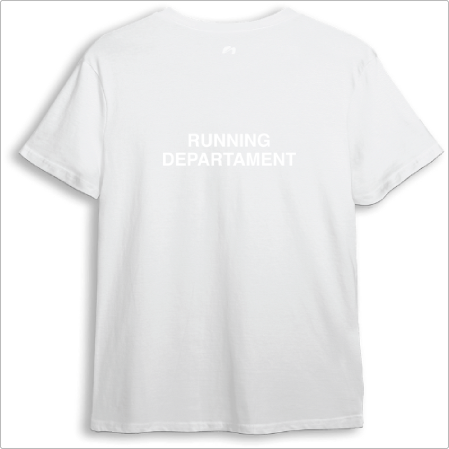 Camiseta com estampa frontal de texto "Running Departament" pequeno ao lado de um pequeno ícone e estampa traseira de texto "Running Departament" grande.