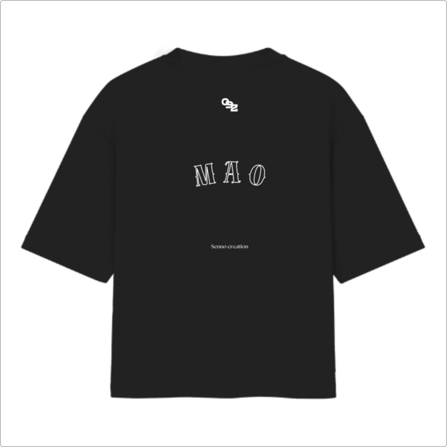 Camiseta com estampa frontal de "TEAM 092" e logo pequeno, e estampa traseira de "MAO" com logo e texto discretos.