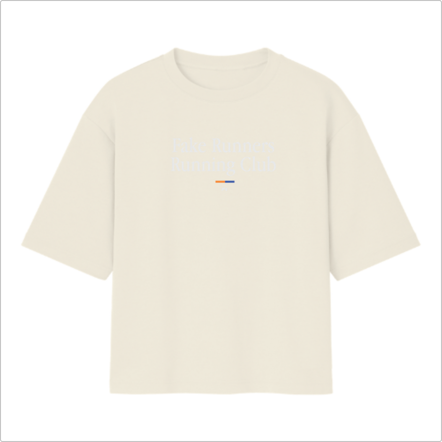 Camiseta com estampa frontal de texto "Fake Runners Running Club" e uma pequena linha horizontal seguida de um símbolo minimalista.