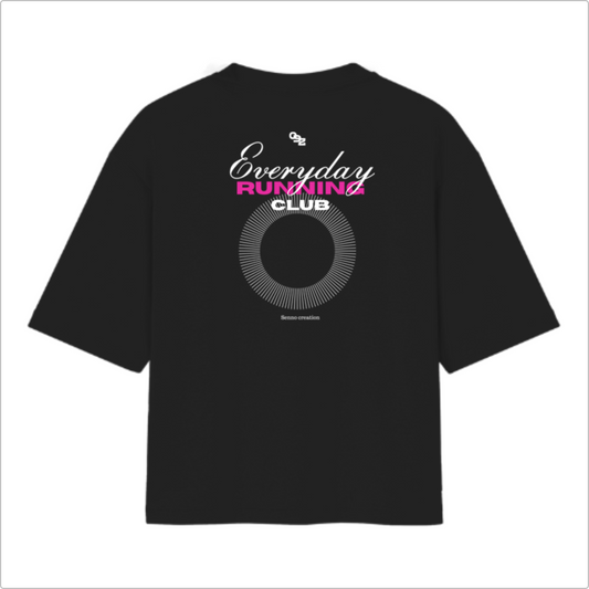 Camiseta com estampa frontal de pequeno texto em fonte discreta e o número "02" sobreposto e estampa traseira de texto estilizado "Everyday Running Club" e círculo concêntrico.