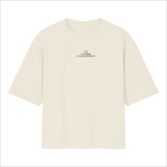 Camiseta com estampa frontal de texto pequeno "ninesrunning RUNNING DEPARTMENT" e estampa traseira com texto ampliado e gráficos orbitais detalhados.