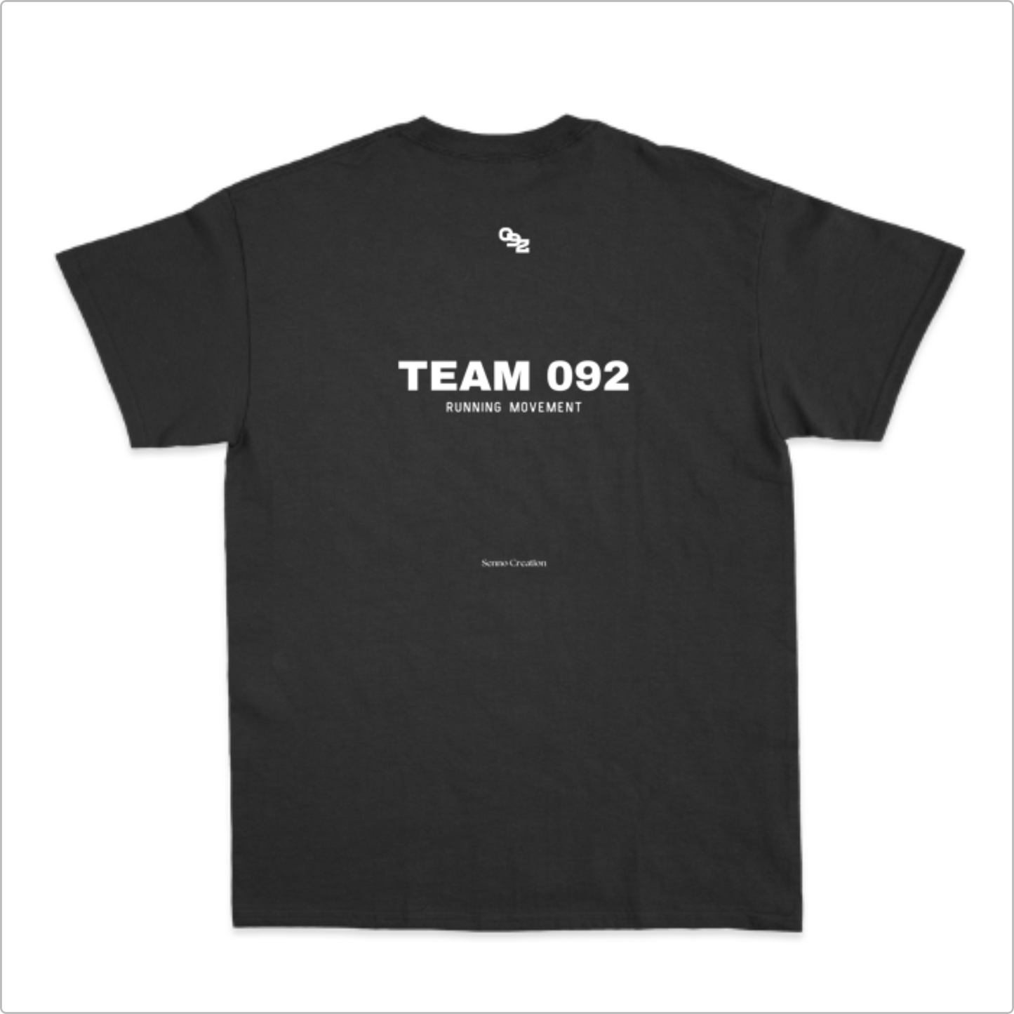 Camiseta com estampa frontal de logotipo estilizado pequeno e estampa traseira de logotipo maior acompanhado das palavras "TEAM 092 RUNNING MOVEMENT".