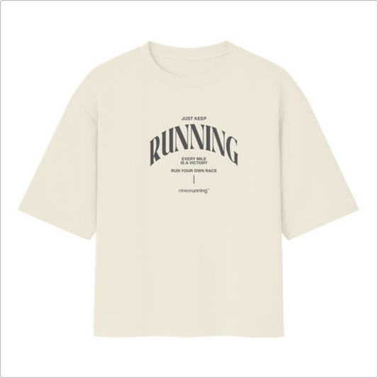 Camiseta com estampa frontal de tipografia destacada com a palavra "RUNNING" centralizada, rodeada por frases motivacionais e detalhes menores escritos.