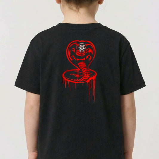 Camiseta com estampa frontal de "No Mercy Club" em fonte estilizada com detalhes escorridos e estampa traseira de cobra com capuz e cauda também escorrendo.