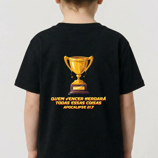 Camiseta com estampa frontal de troféu pequeno no peito e estampa traseira de grande troféu com inscrição: "QUEM VENCER HERDARÁ TODAS ESSAS COISAS APOCALIPSE 2:7".