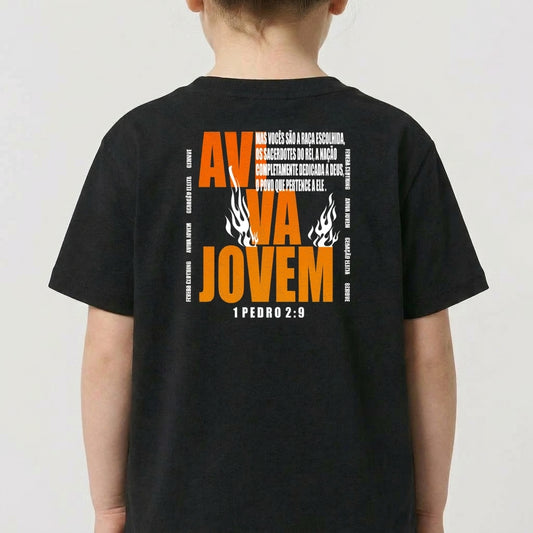 Camiseta com estampa frontal de um círculo com formas geométricas e texto centralizado, e estampa traseira de texto "AVIVA JOVEM" com chamas e citação bíblica.